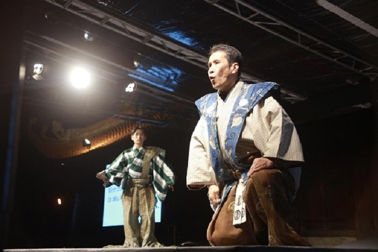 父子艺术家小笠原忠 (Ogasawara Tadashi)(右)和小笠原弘明(Ogasawara Hiroaki) 在文庙--国子监表演。 父子艺术家小笠原忠 (Ogasawara Tadashi)(右)和小笠原弘明(Ogasawara Hiroaki) 在文庙--国子监表演。