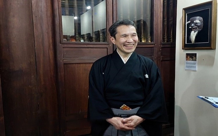 小笠原忠先生是Kyogen喜剧舞台的领军艺术家之一。 他曾前往过许多国家演出这种类型的节目。(图:越通社) 小笠原忠先生是Kyogen喜剧舞台的领军艺术家之一。 他曾前往过许多国家演出这种类型的节目。(图:越通社)
