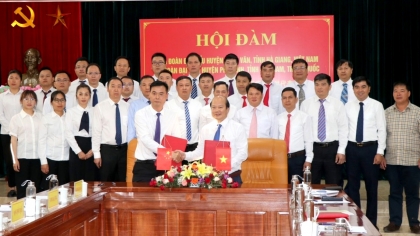 越南同文县与中国富宁县举行会谈