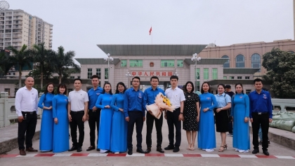 加强越南芒街市与中国东兴市青年团的合作