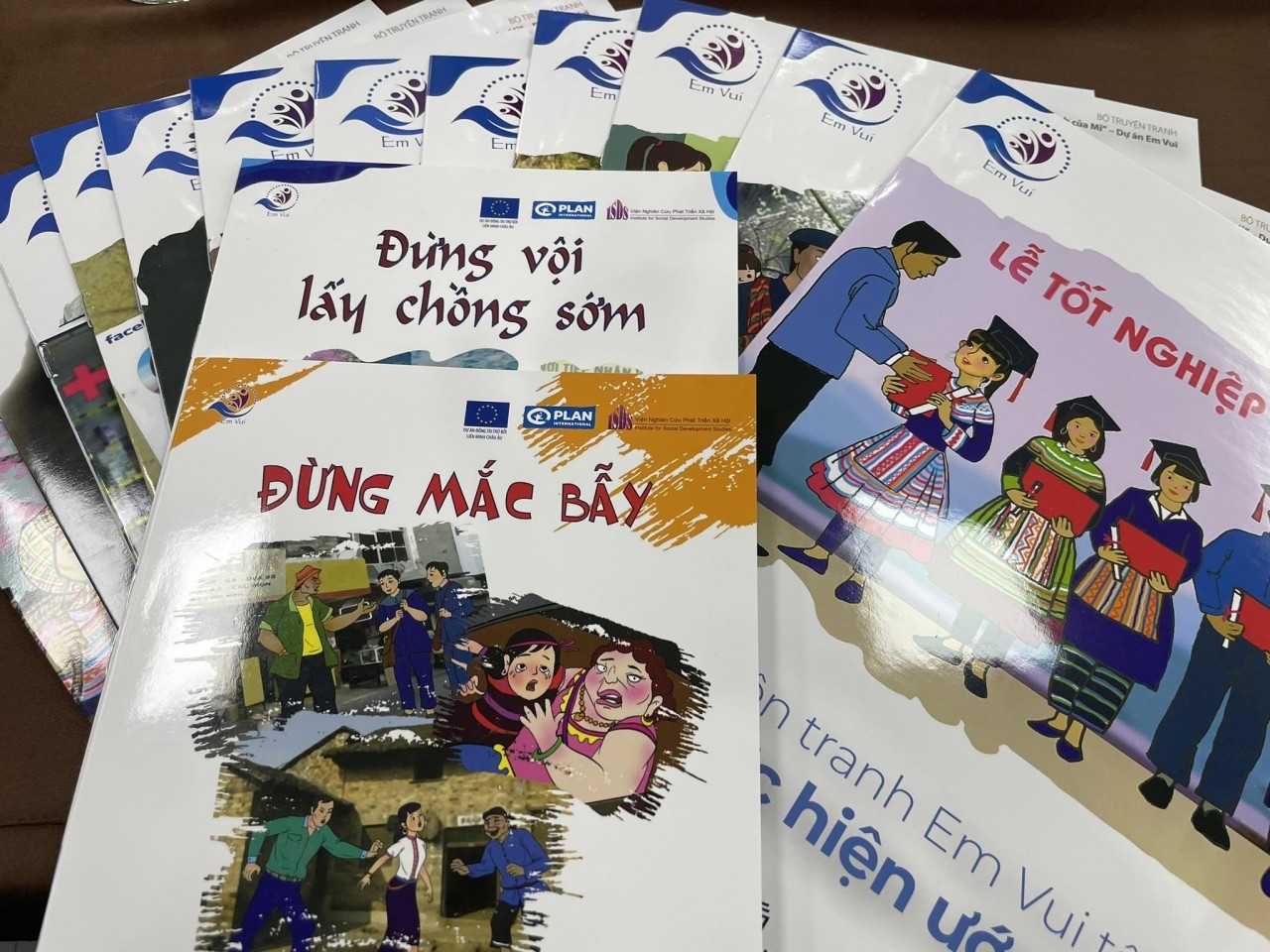 漫画产品传达信息，帮助少数民族青年提高对防止童婚和人口贩卖的意识。
