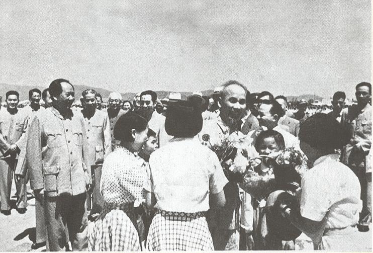 胡志明主席于1955年7月访问中国。 胡志明主席于1955年7月访问中国。