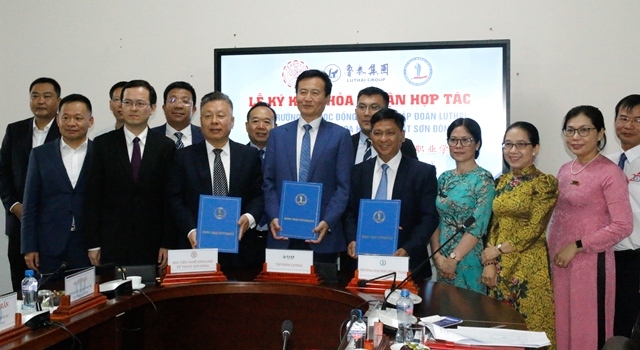与会代表签署三方战略合作协议。 与会代表签署三方战略合作协议。