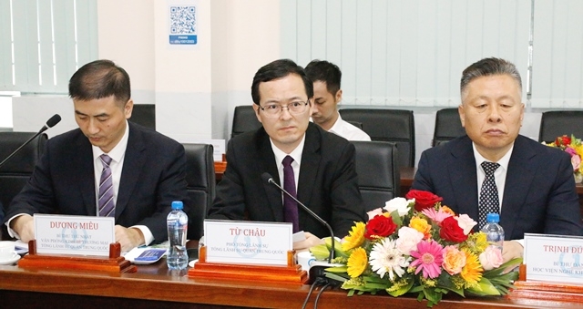 中华人民共和国驻胡志明市副总领事徐州先生(中)在会上发言。 中华人民共和国驻胡志明市副总领事徐州先生(中)在会上发言。