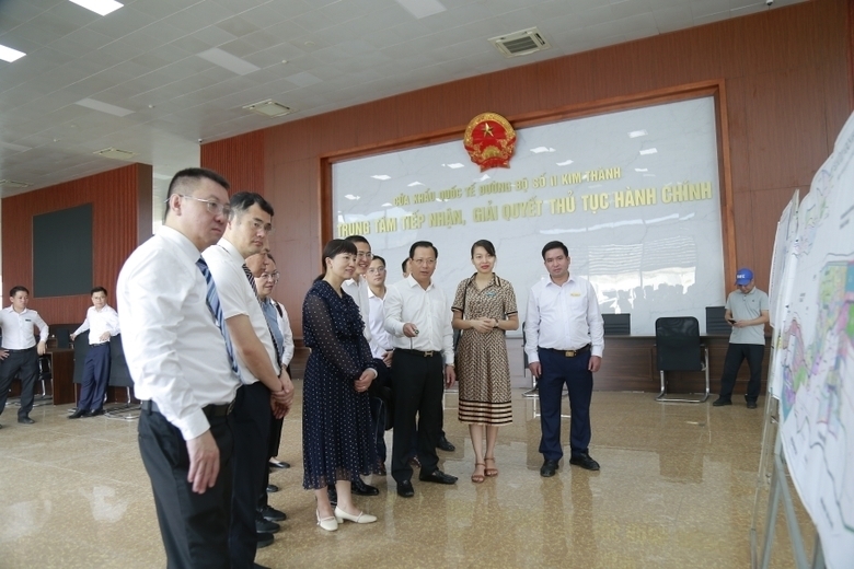 双方代表团对国际公路边境口岸二号金城进行考察。