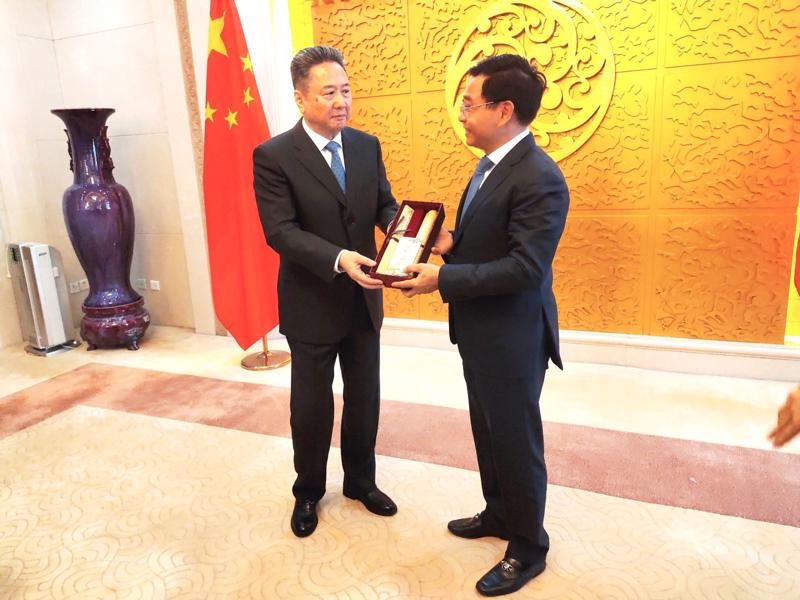 会谈结束后,两国部长互赠纪念品。 会谈结束后,两国部长互赠纪念品。