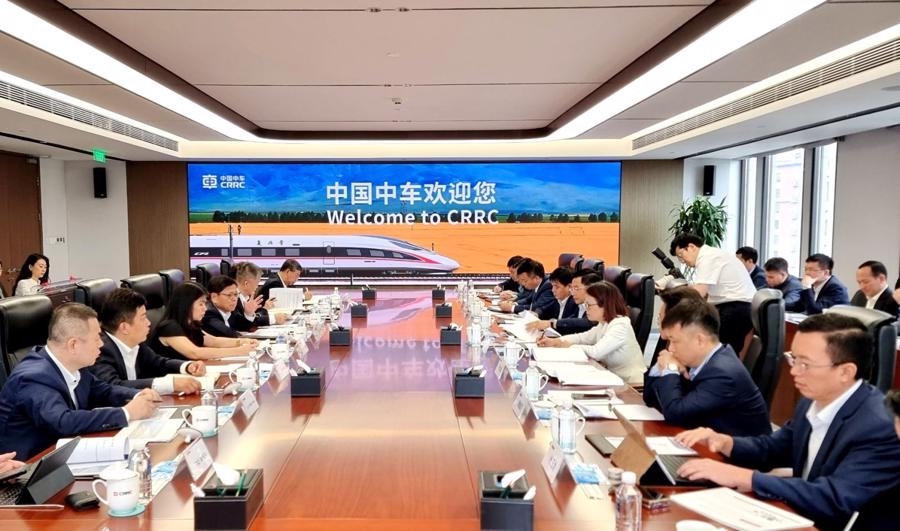代表团与中车集团交流了解开发高铁的经验。 代表团与中车集团交流了解开发高铁的经验。