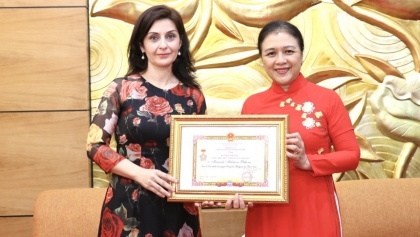 向保加利亚驻越南大使授予致力于各民族和平与友谊纪念章
