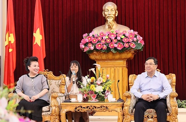 6月2日下午在工作会谈上的嘉威集团董事长吴丽花和南定省省委书记范家宿。 6月2日下午在工作会谈上的嘉威集团董事长吴丽花和南定省省委书记范家宿。