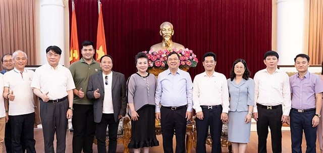 因此,投资方和地方领导一致同意推动项目组投资1亿美元。 因此,投资方和地方领导一致同意推动项目组投资1亿美元。