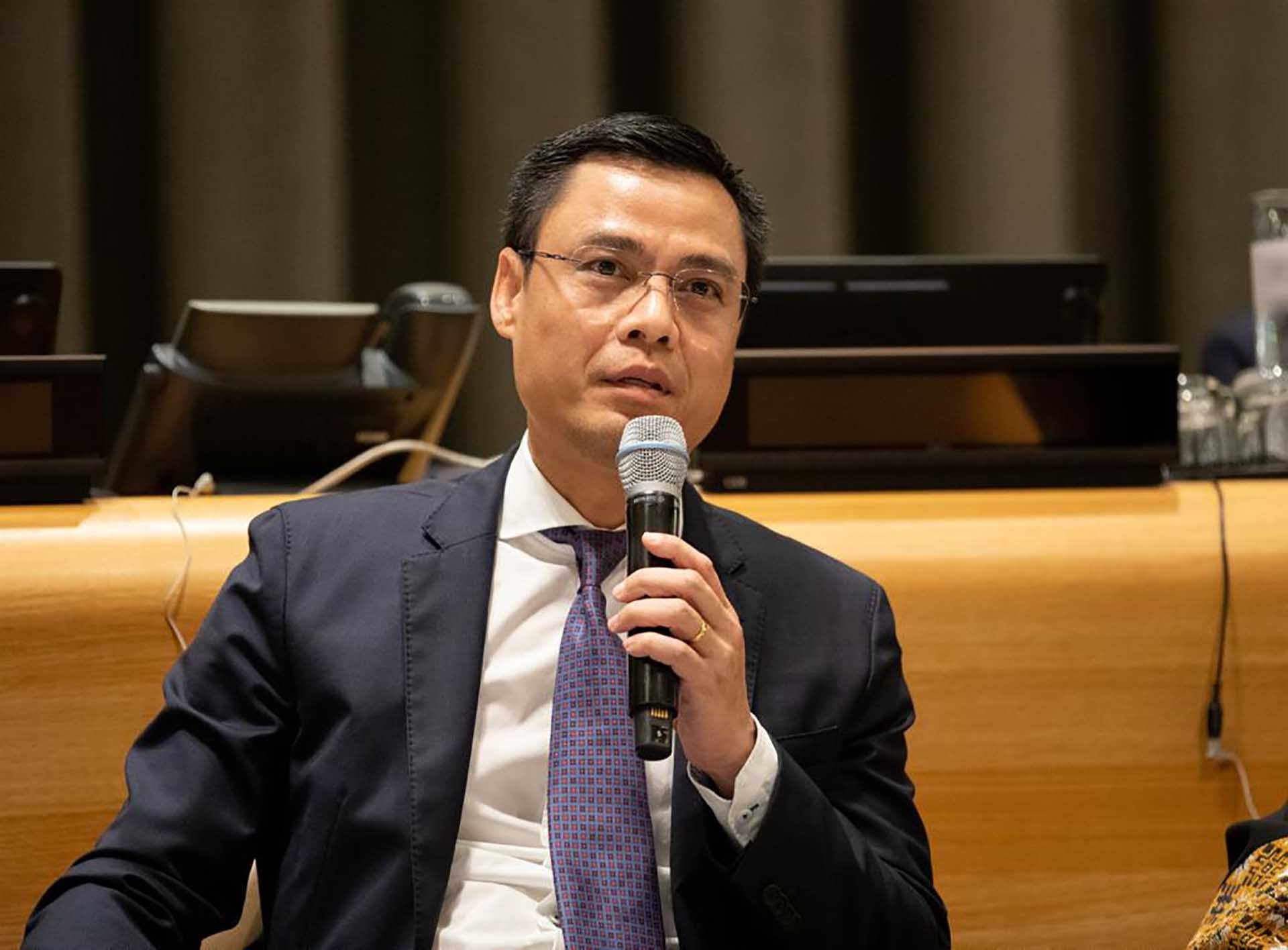 越南常驻联合国代表团团长邓黄江在对话会上发言。
