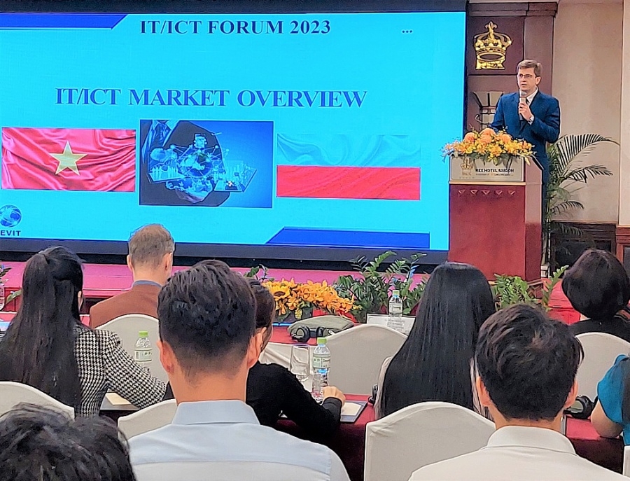 波兰代表介绍了两国企业之间的信息技术合作机会。 波兰代表介绍了两国企业之间的信息技术合作机会。