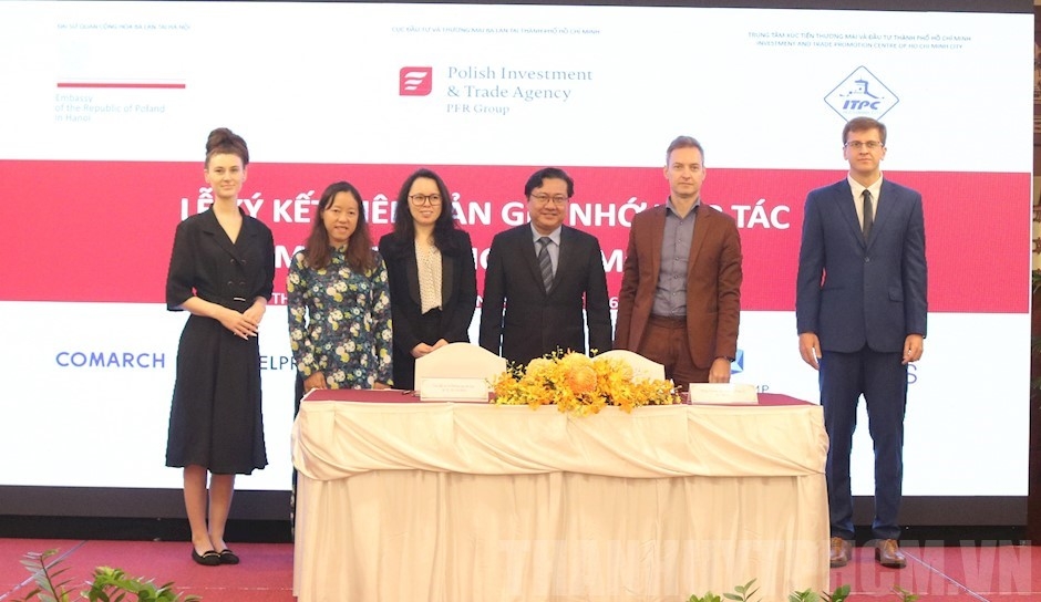 双方代表签署合作协议。 双方代表签署合作协议。