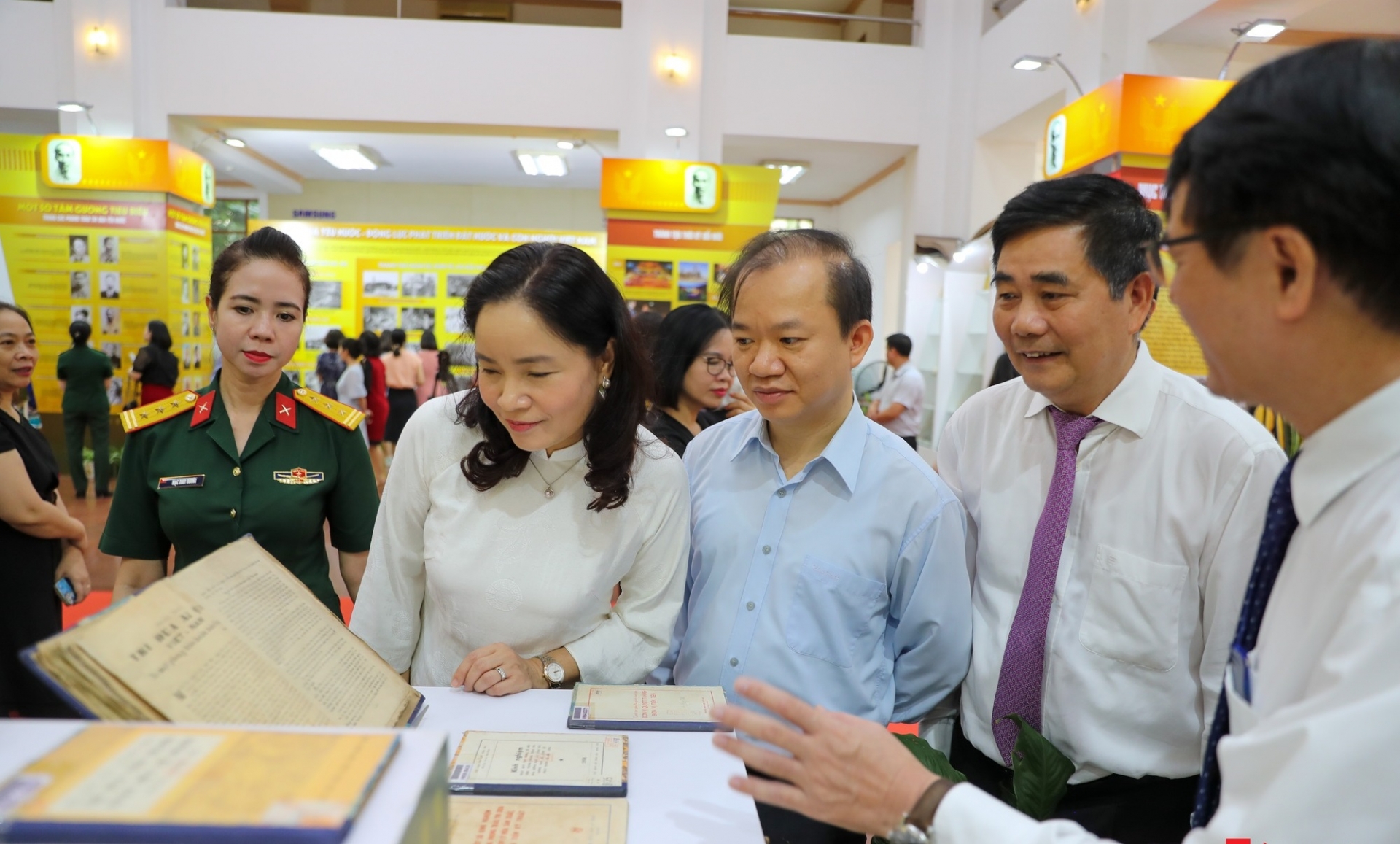 纪念胡志明主席发出爱国竞赛号召书75周年的资料图片展 纪念胡志明主席发出爱国竞赛号召书75周年的资料图片展