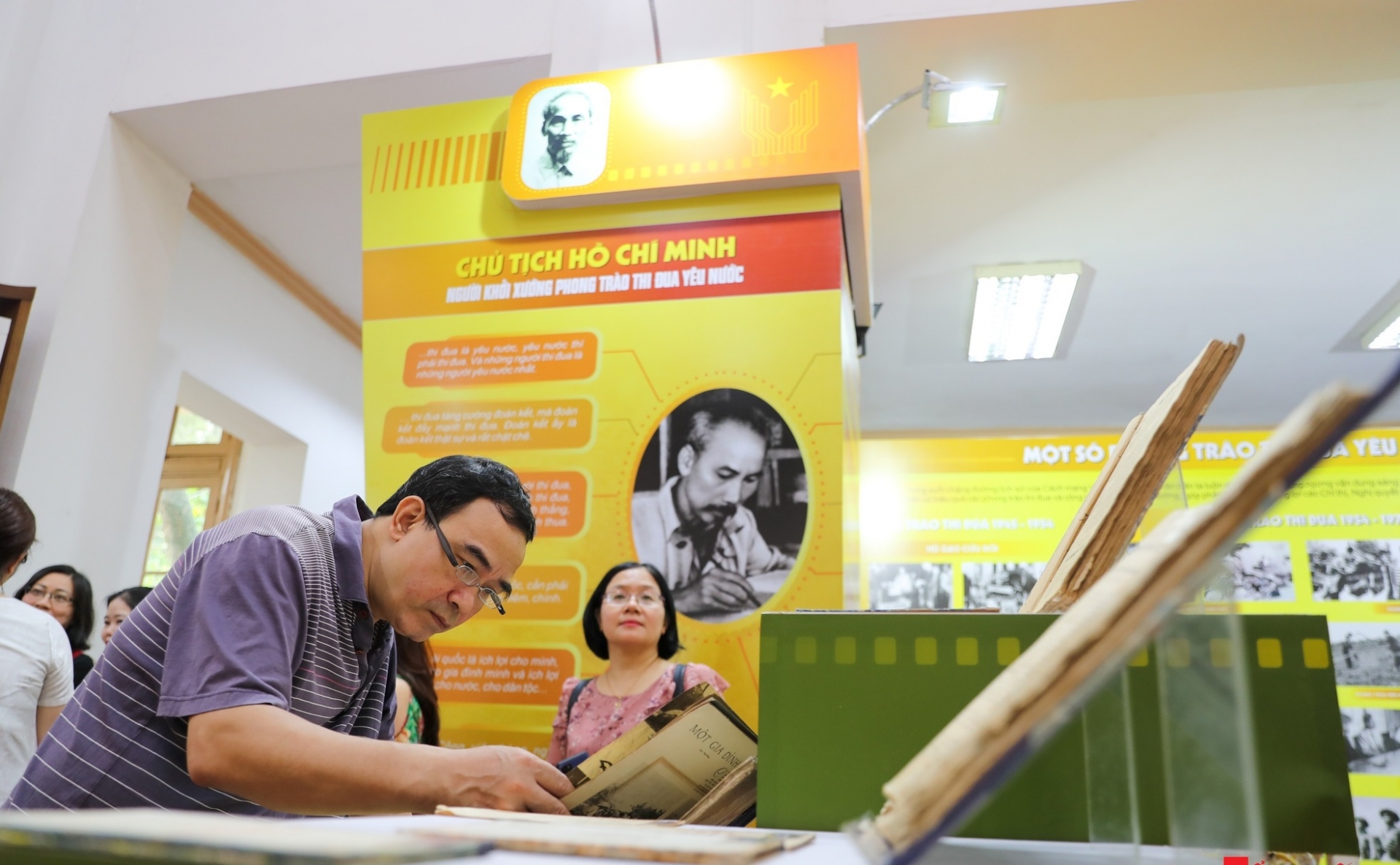 纪念胡志明主席发出爱国竞赛号召书75周年的资料图片展 纪念胡志明主席发出爱国竞赛号召书75周年的资料图片展