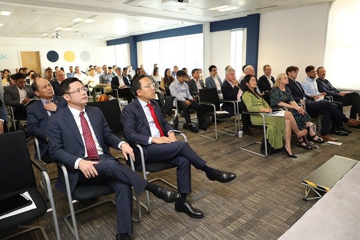 研讨会吸引了众多英国和越南科技企业的参与。 研讨会吸引了众多英国和越南科技企业的参与。