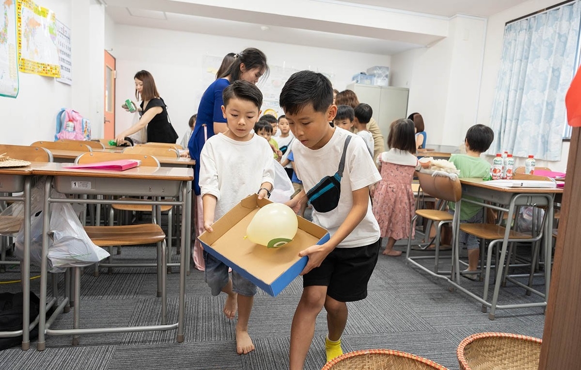 除了越南语课程外,学生也学习越南文化,并在课堂上参加许多实践活动。 除了越南语课程外,学生也学习越南文化,并在课堂上参加许多实践活动。