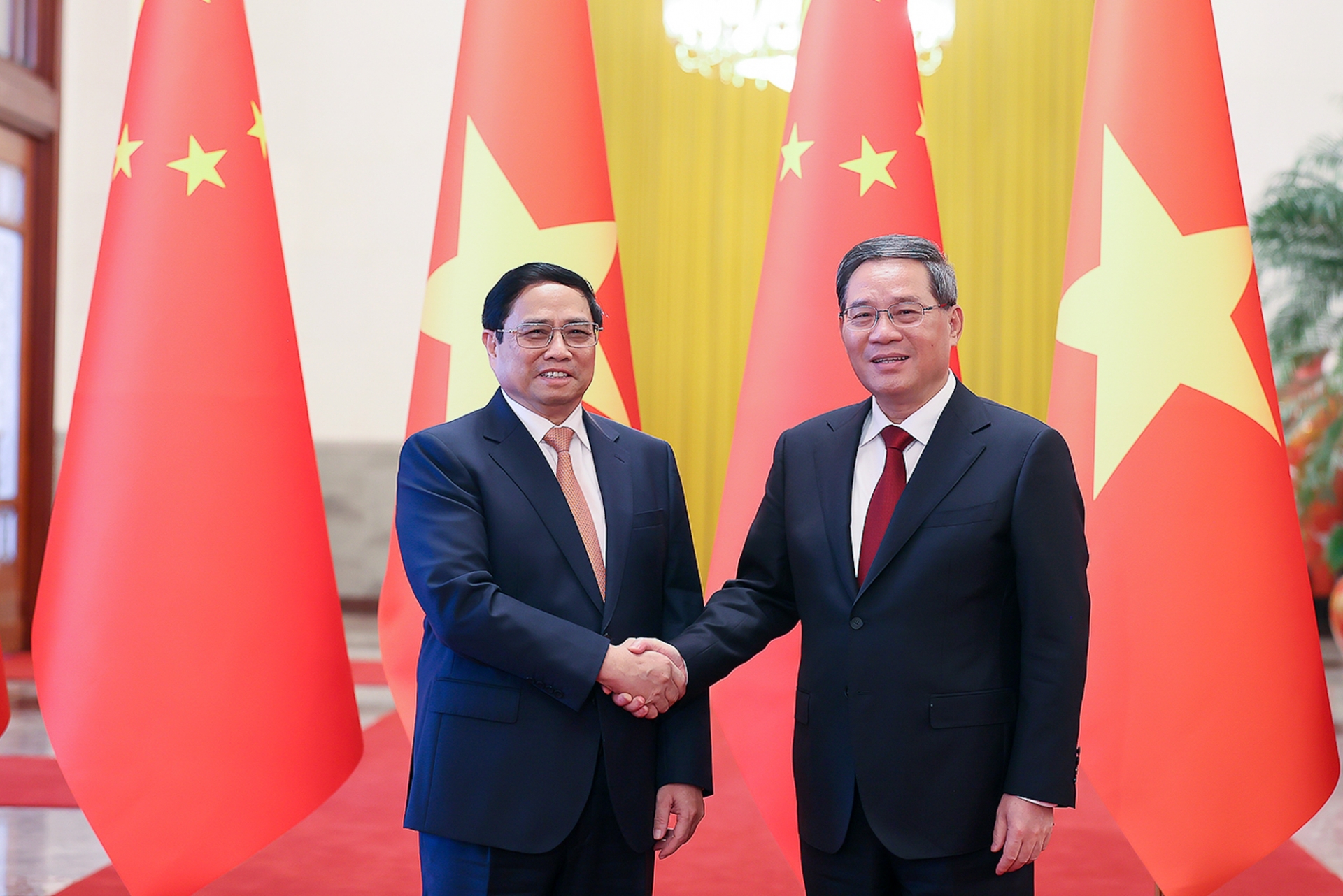 越南政府总理范明政(左)与中国国务院总理李强。 越南政府总理范明政(左)与中国国务院总理李强。