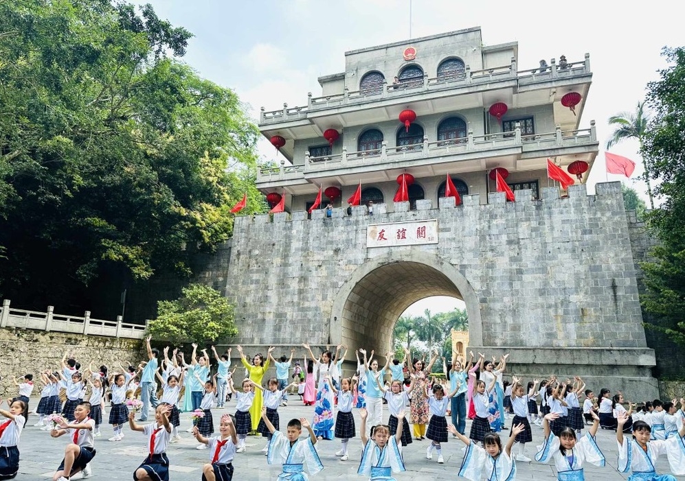 两国边境地区青少年的交流活动。