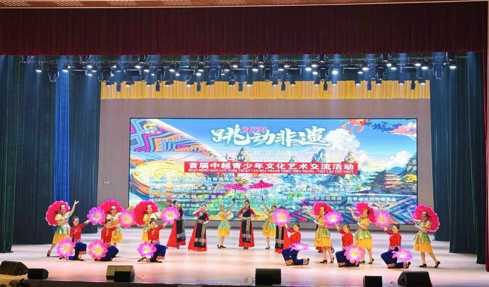 来自中国广西的青少年的表演节目。