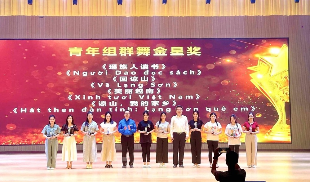友谊情深的交流见面会。