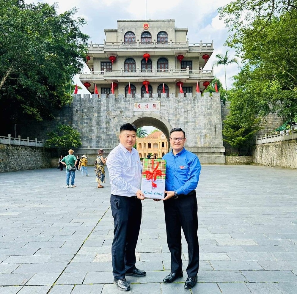 两国青少年代表互赠纪念品。