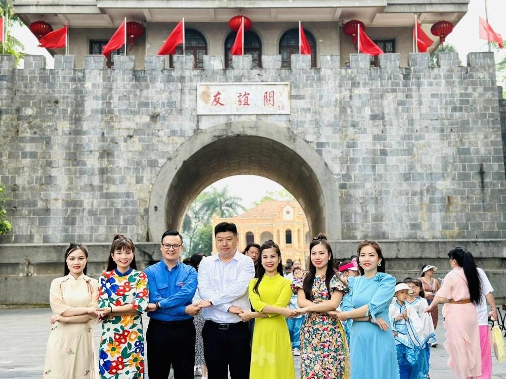 越中两国青少年之间的团结和友谊。