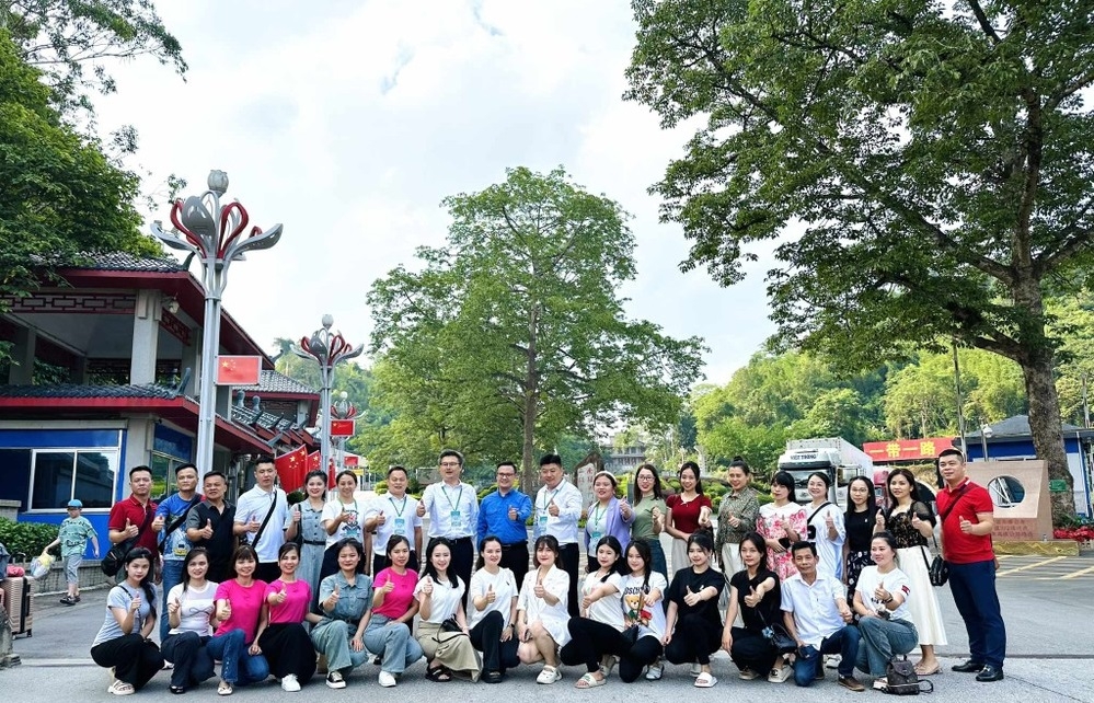 谅山青年团在友谊国际口岸零公里处。