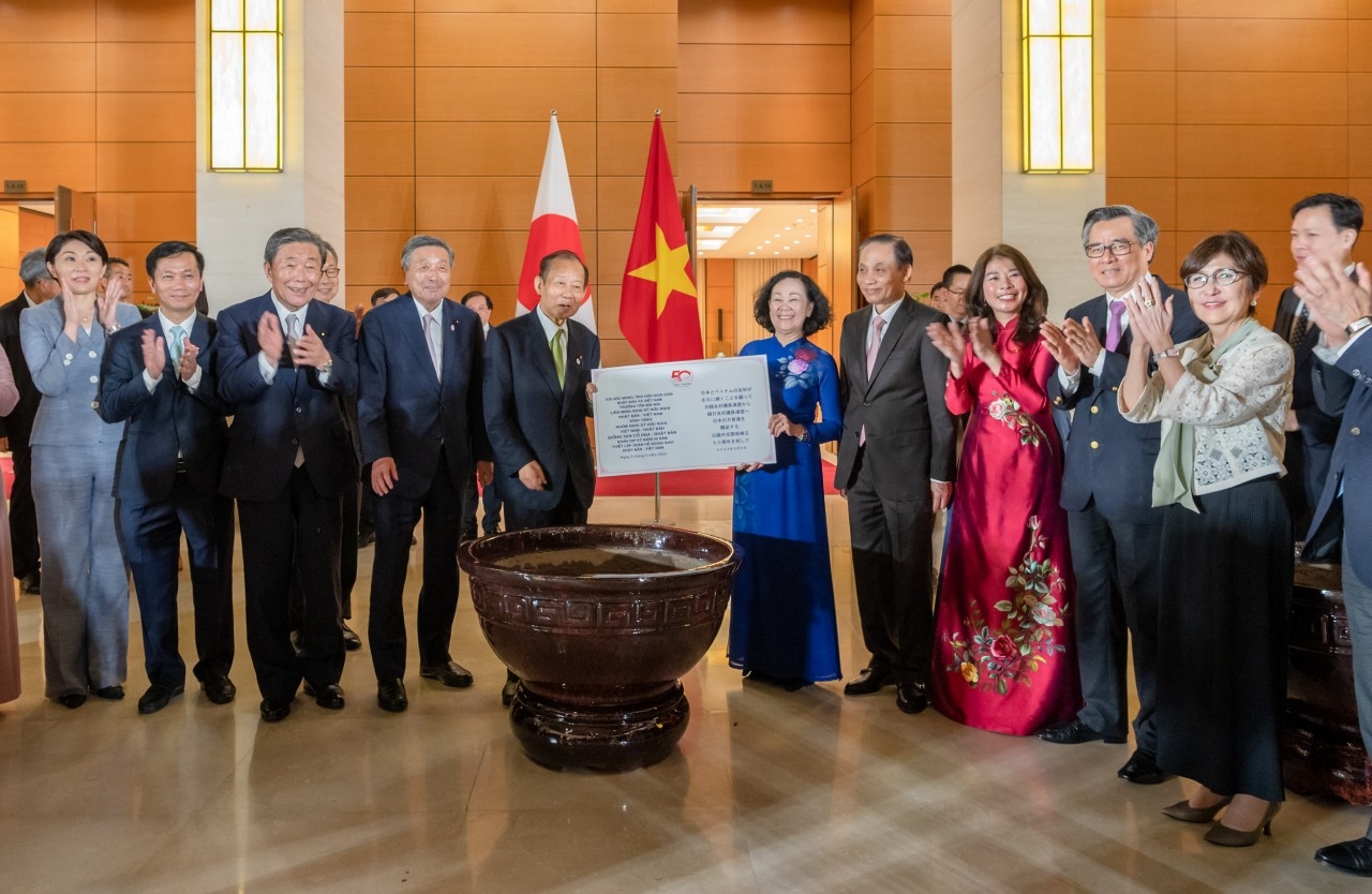 越日友好议员小组主席张氏梅女士、日越友好议员联盟主席二阶俊博先生及各位代表于2023年5月5日在越南参加友谊莲花种植仪式。（图：KT）