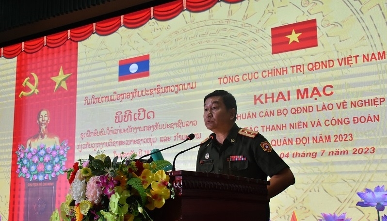 老挝人民军总政治局工会副厅长Xaysana Thammasone中校在培训班开幕上发言。 老挝人民军总政治局工会副厅长Xaysana Thammasone中校在培训班开幕上发言。