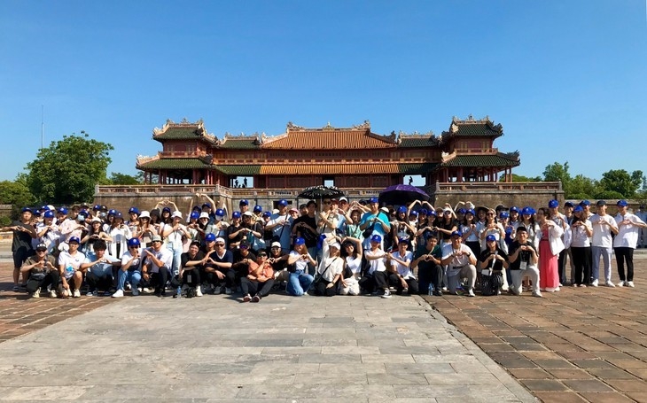 2022年越南夏令营代表团在顺化皇城合影留念。