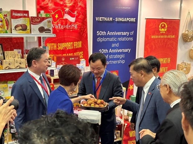 越南驻新加坡商务处和新加坡最大连锁超市— FairPrice协调举行贸易促进活动,将越南优质商品带到新加坡消费者手上。 越南驻新加坡商务处和新加坡最大连锁超市— FairPrice协调举行贸易促进活动,将越南优质商品带到新加坡消费者手上。