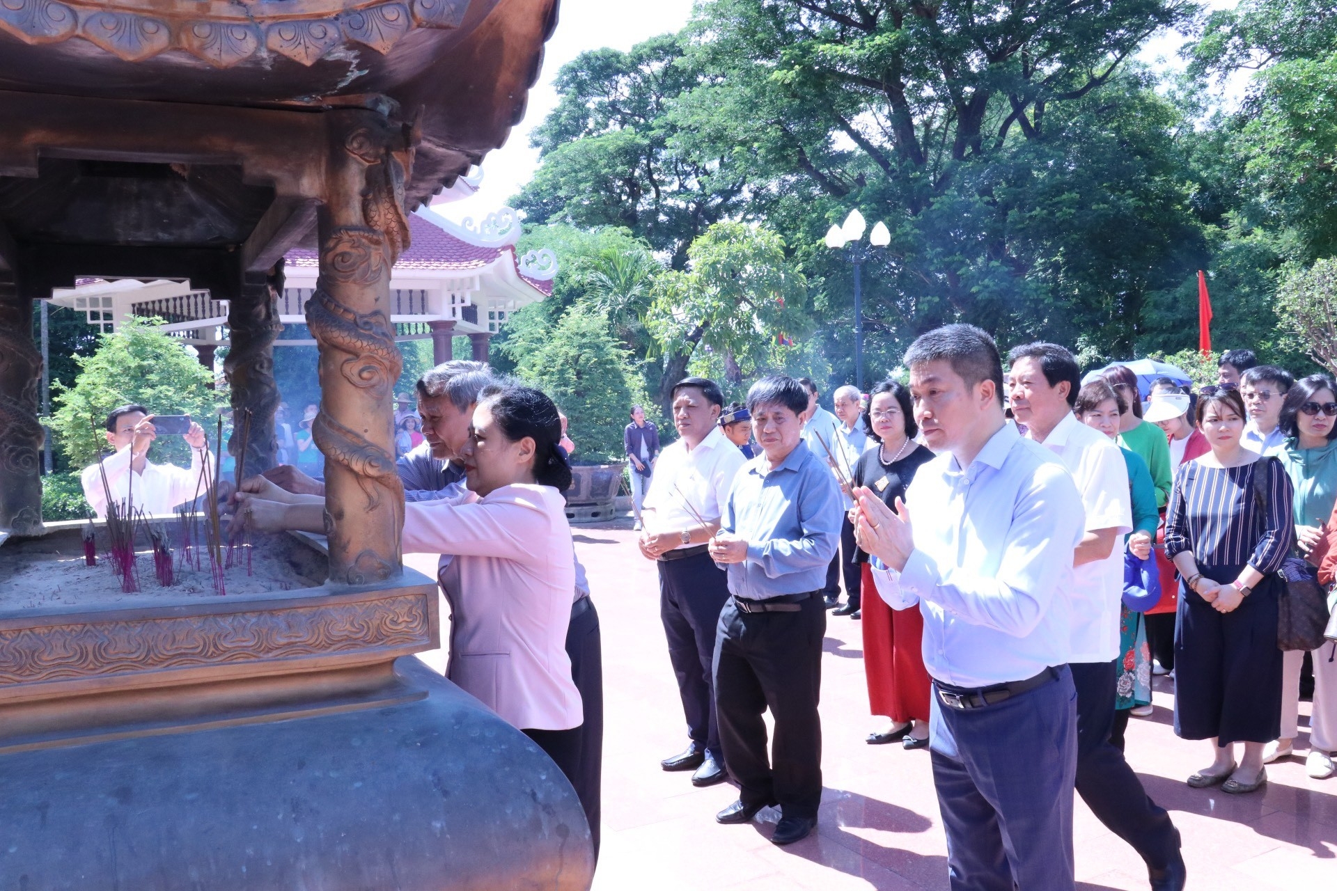 VUFO主席阮芳娥以及代表们在西山三杰祠庙敬香。(图:秋河) VUFO主席阮芳娥以及代表们在西山三杰祠庙敬香。(图:秋河)