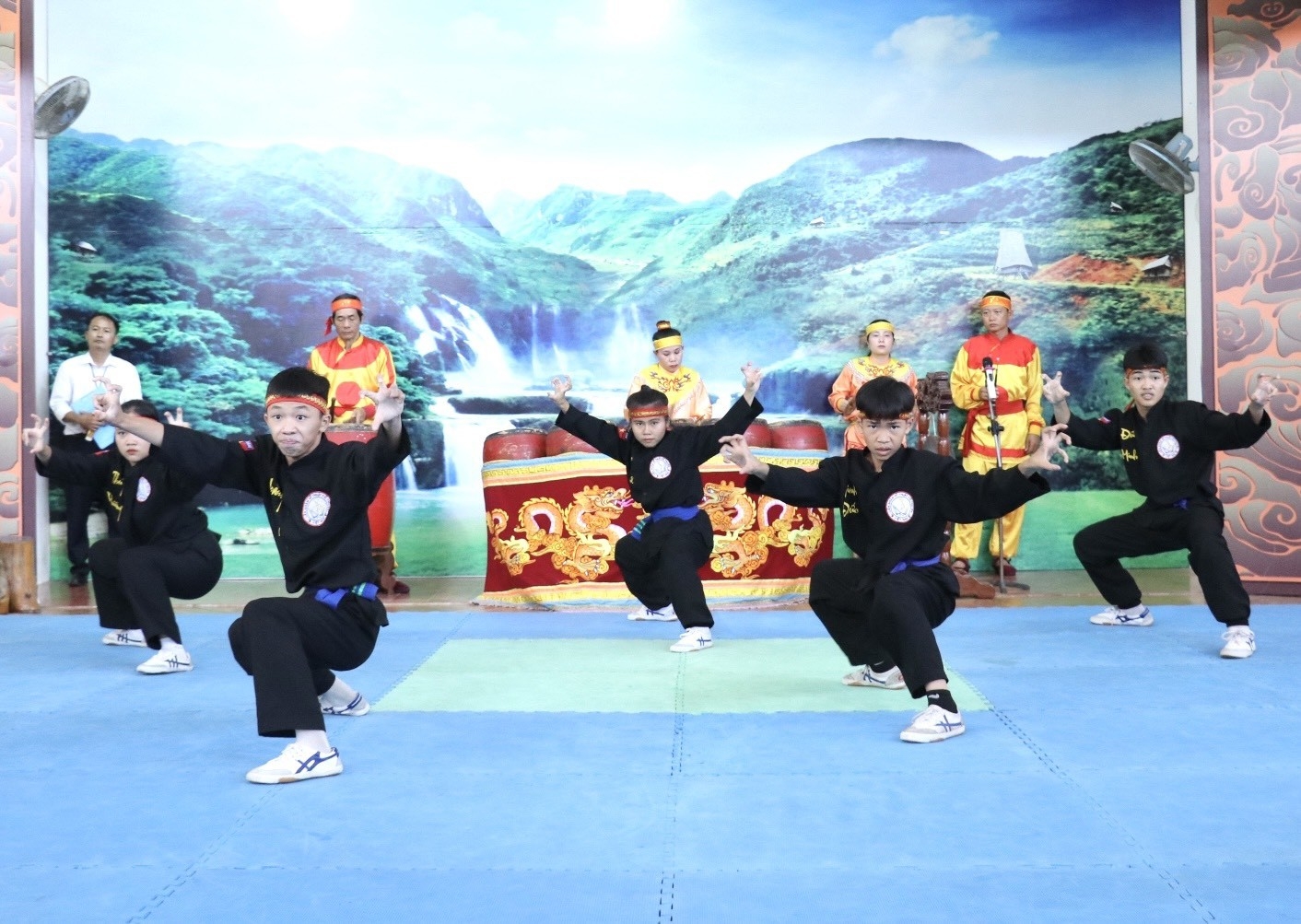 伴随着武术音乐,代表们还看赏了武术练习。(图:秋河) 伴随着武术音乐,代表们还看赏了武术练习。(图:秋河)