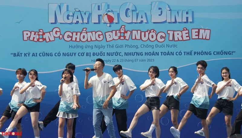 以水上安全为主题的唱歌和快闪舞蹈表演。(图:洪英) 以水上安全为主题的唱歌和快闪舞蹈表演。(图:洪英)