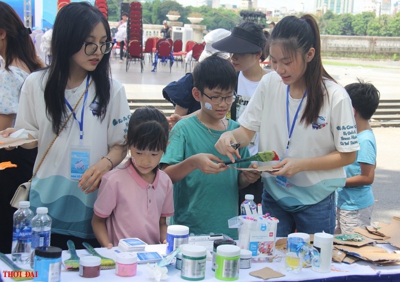 孩子们兴奋地参与该活动。(图:洪英) 孩子们兴奋地参与该活动。(图:洪英)