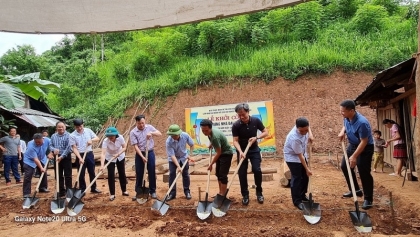 芒㖇县为贫困户建设511间大团结屋