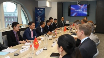 越共中央经济部部长陈俊英率团访问英国