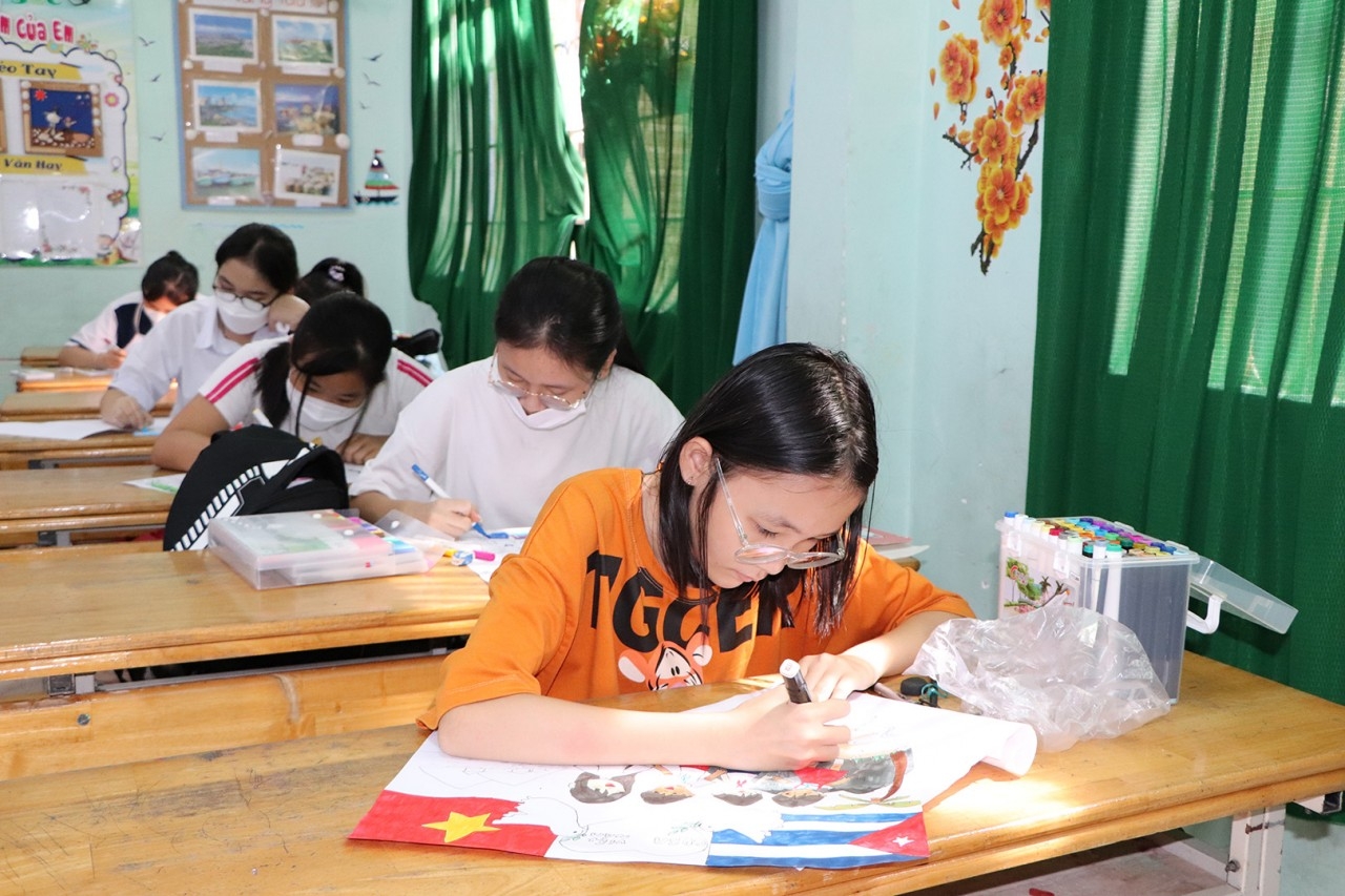 由头顿市的孩子们展示的色彩鲜艳的图片。(图:巴地头顿省门户网站) 由头顿市的孩子们展示的色彩鲜艳的图片。(图:巴地头顿省门户网站)