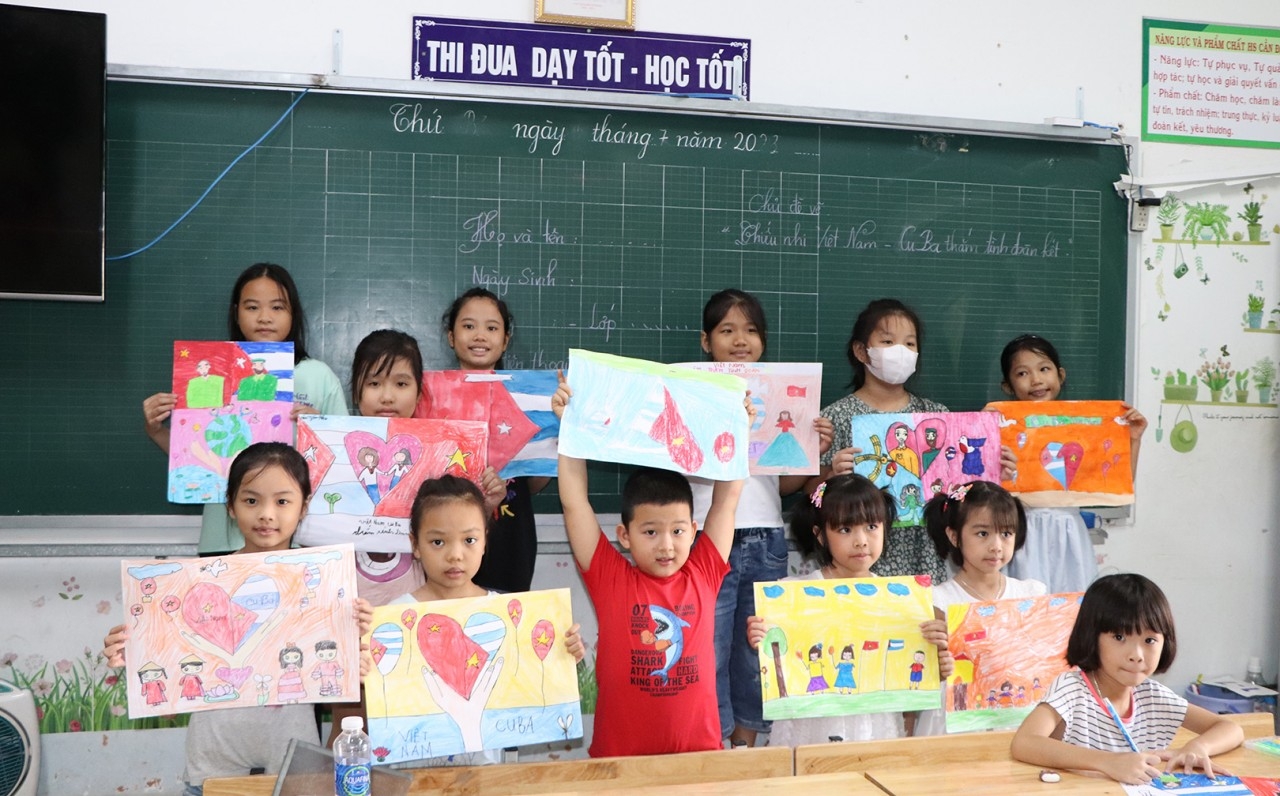 儿童小组完成了这幅画。(图:巴地头顿省门户网站) 儿童小组完成了这幅画。(图:巴地头顿省门户网站)