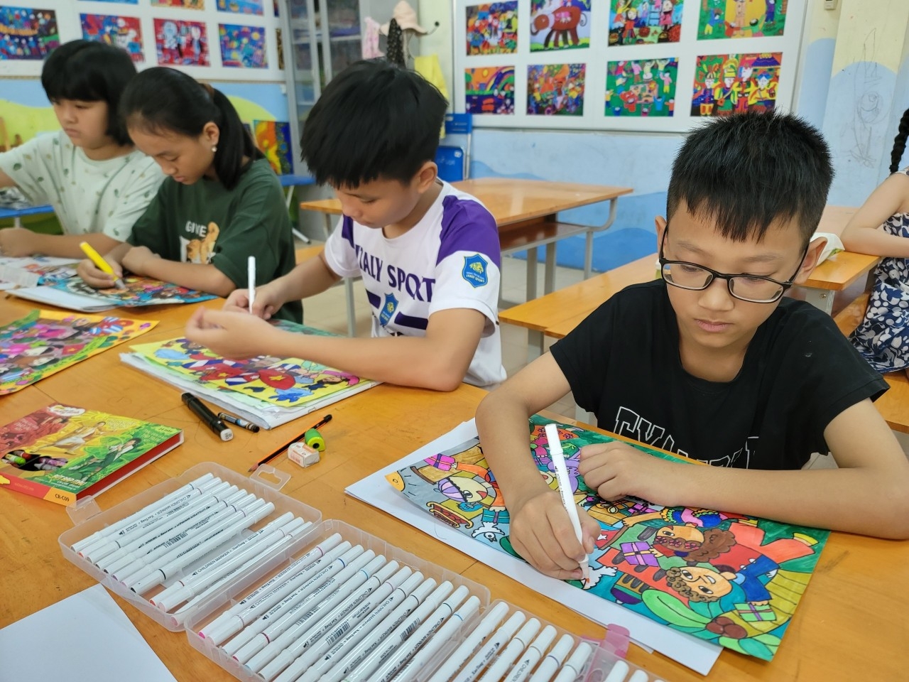 义安省的孩子们正在准备参赛作品。(图:胡志明共青团中央委员会) 义安省的孩子们正在准备参赛作品。(图:胡志明共青团中央委员会)