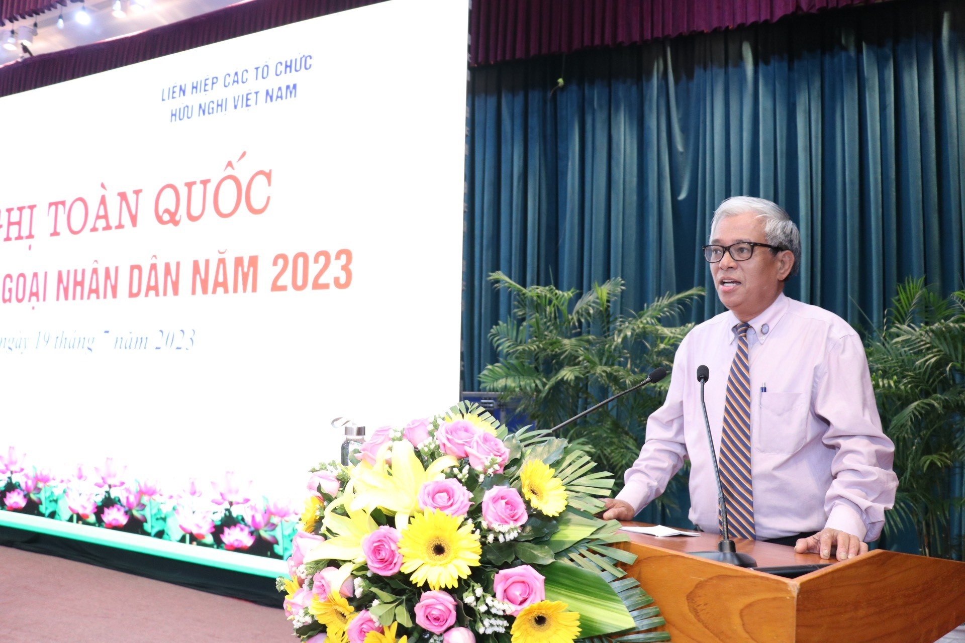 越美协会主席范光荣大使在平定省举行的2023年全国民间外交工作会议上发表讲话。(图:秋河) 越美协会主席范光荣大使在平定省举行的2023年全国民间外交工作会议上发表讲话。(图:秋河)