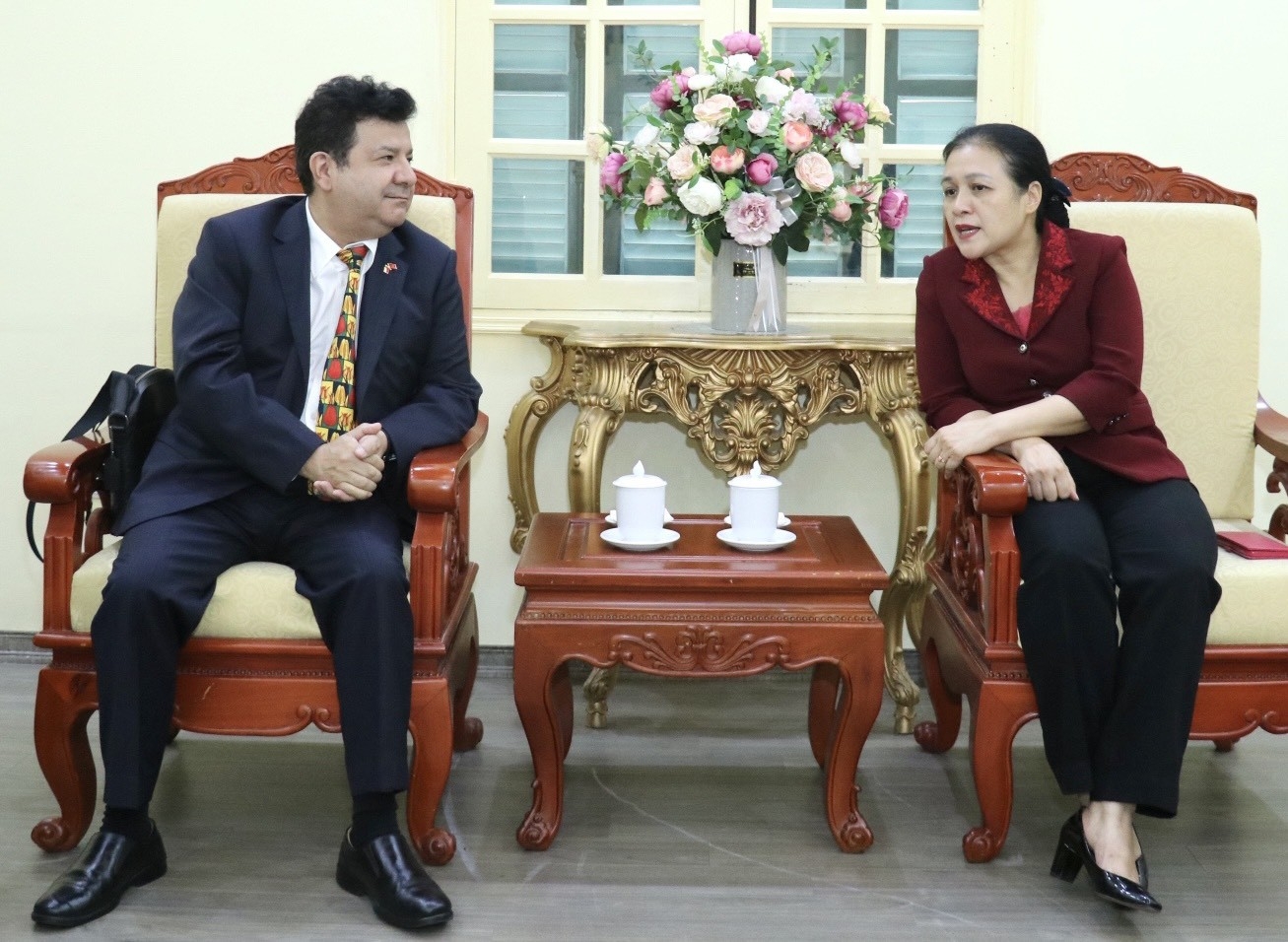 VUFO主席阮芳娥(右)与智利驻越南大使塞尔吉奥·纳雷亚会谈(图:秋河)。 VUFO主席阮芳娥(右)与智利驻越南大使塞尔吉奥·纳雷亚会谈(图:秋河)。