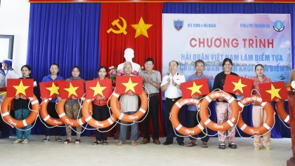 海军第四区向庆和省渔民赠送礼物并提供免费体检和药品