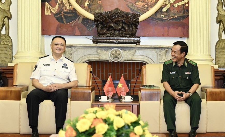 黎德泰中将会见孙鸿滨同志 黎德泰中将会见孙鸿滨同志