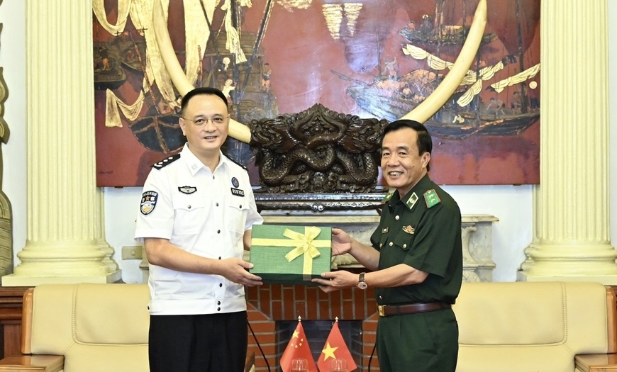 黎德泰中将和孙鸿滨同志互赠留念品 黎德泰中将和孙鸿滨同志互赠留念品