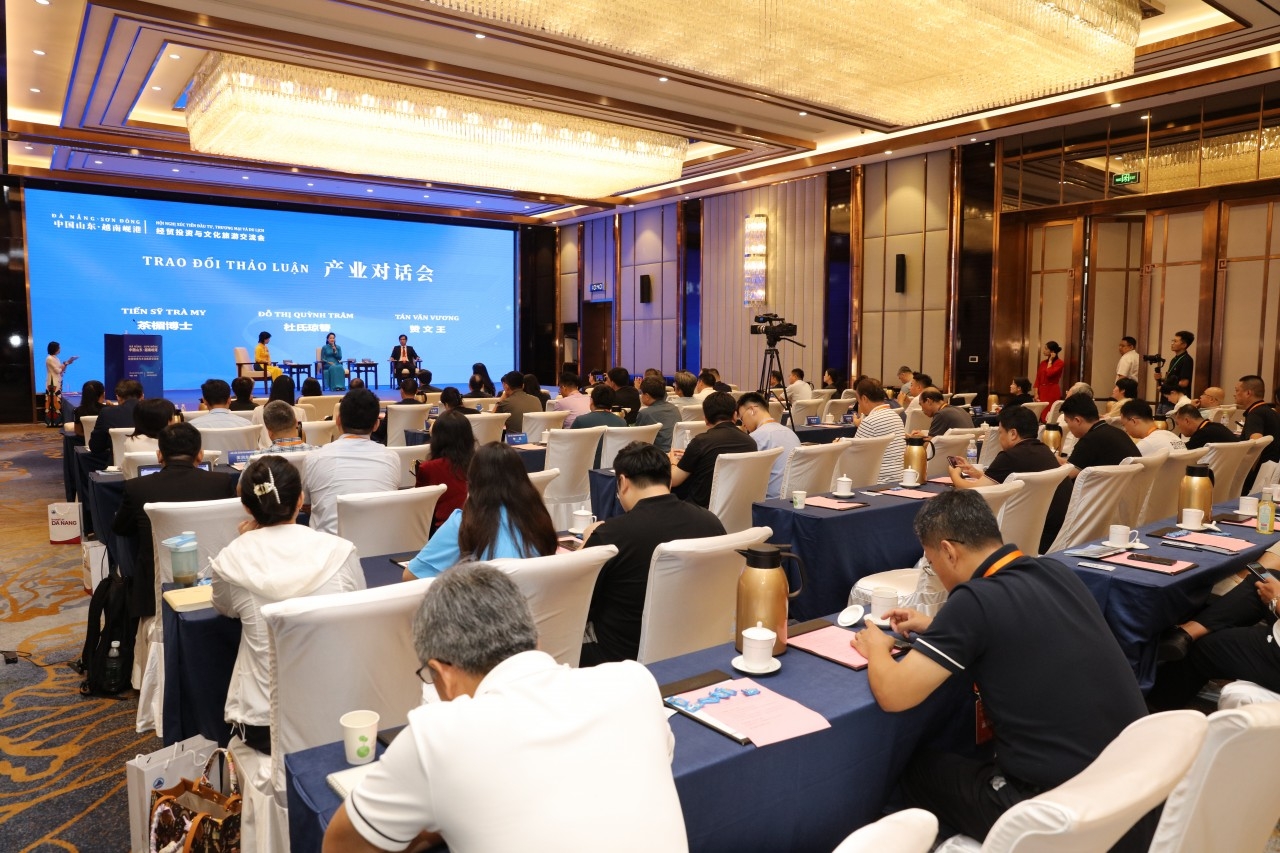 参与会议的有来自北京、广州、济南、烟台等中国各省市多个领域的协会、集团和公司的 100 多名代表。 参与会议的有来自北京、广州、济南、烟台等中国各省市多个领域的协会、集团和公司的 100 多名代表。