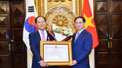 越南向韩国驻越南大使朴能运授予友谊勋章