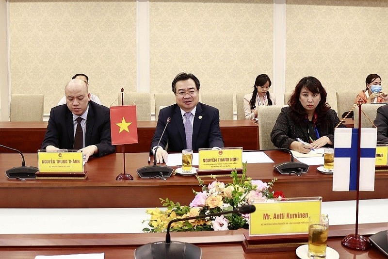 建设部部长阮青毅（中）发表讲话。