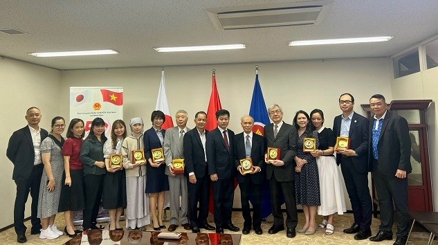 胡志明市工作代表团在越南驻日本大使馆总部会见越南人社群。(图:组委会) 胡志明市工作代表团在越南驻日本大使馆总部会见越南人社群。(图:组委会)